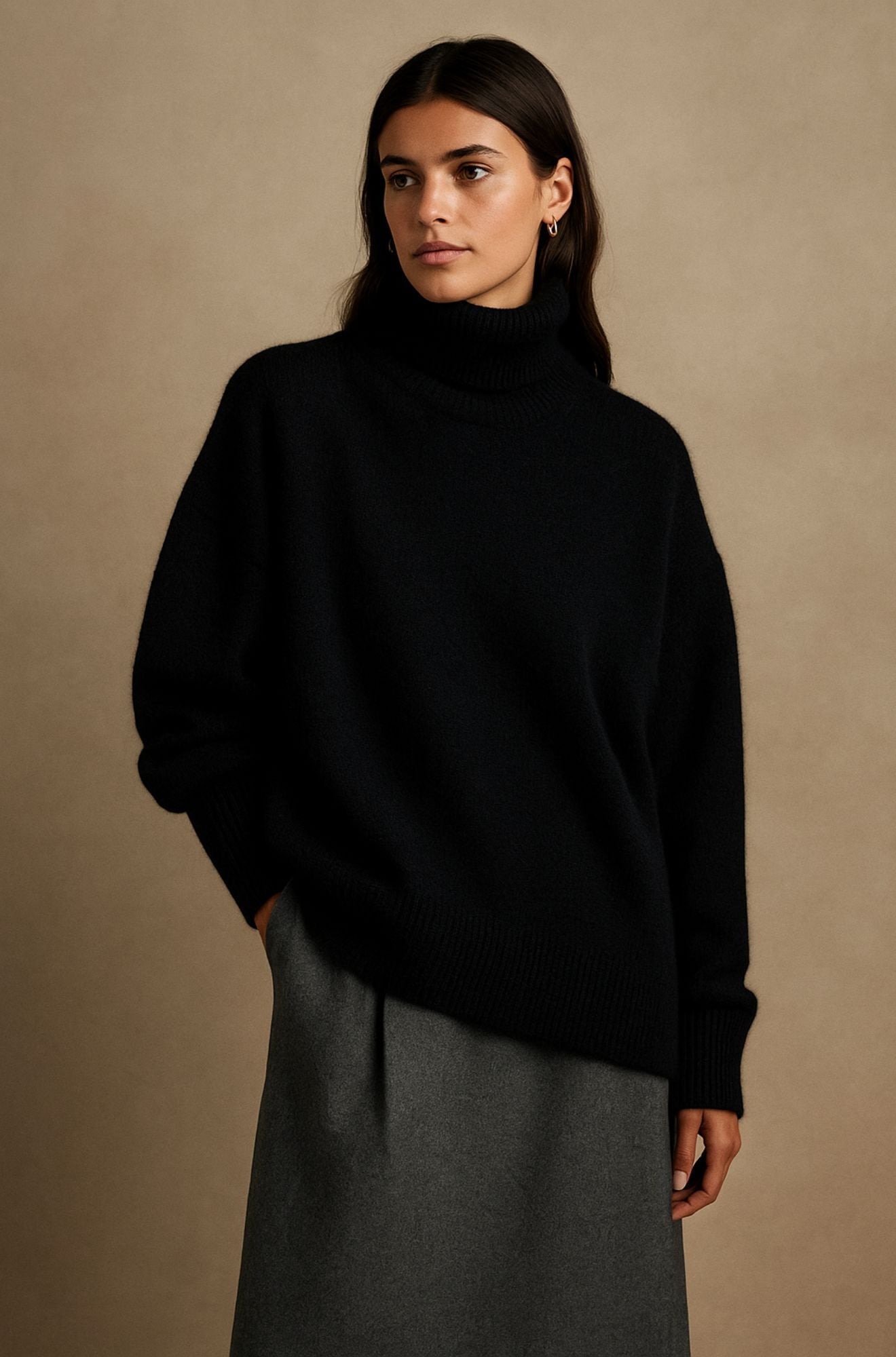 Women's high turtleneck sweater with relaxed fit, long sleeves and ribbed cuffs and hem