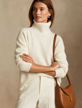 Women's high turtleneck sweater with relaxed fit, long sleeves and ribbed cuffs and hem