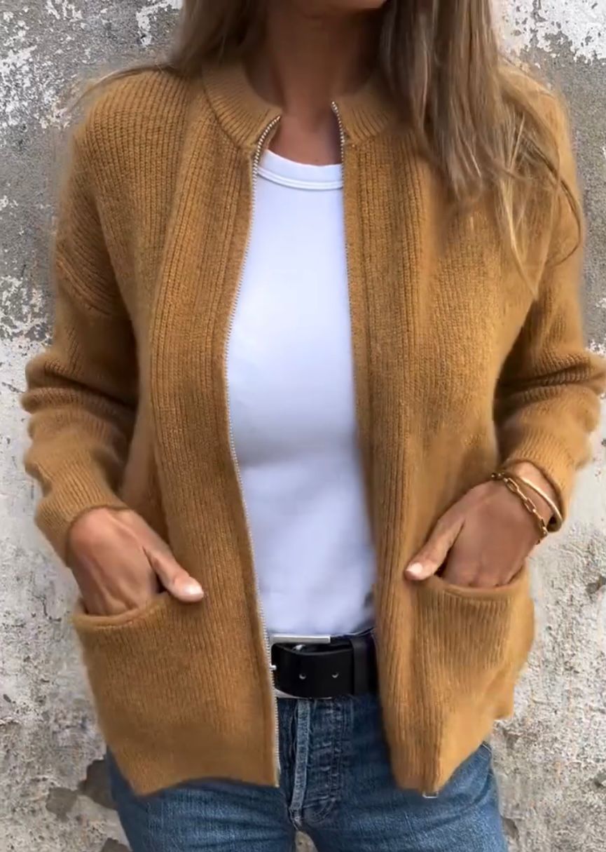 Women's minimal knit cardigan with front pockets in a neutral tone