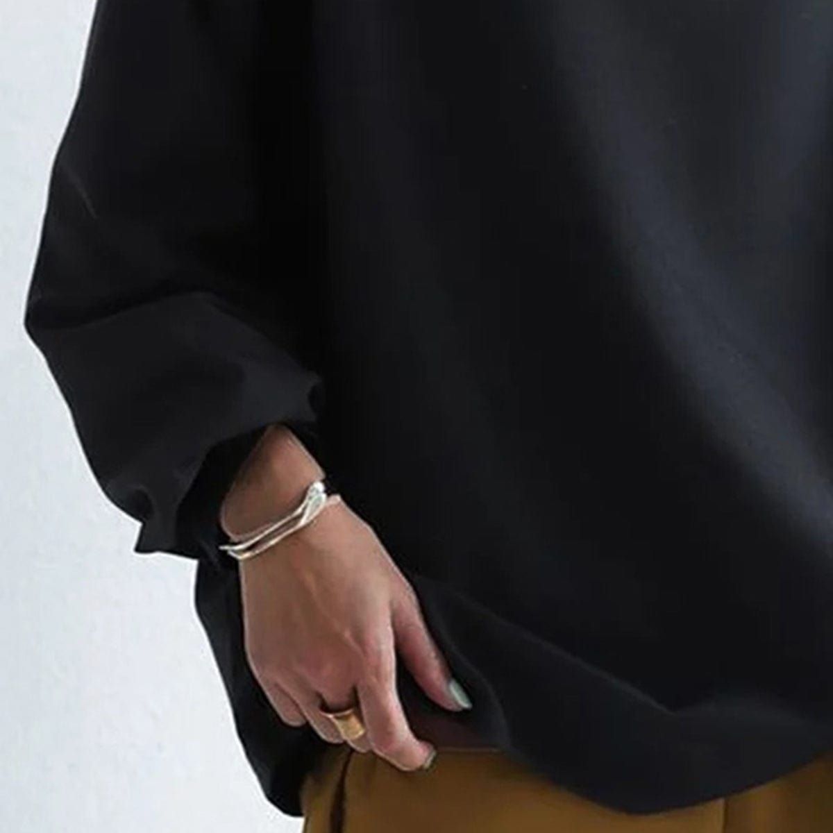 Women's wide-neck long sleeve straight-cut sweater in black, blue and white