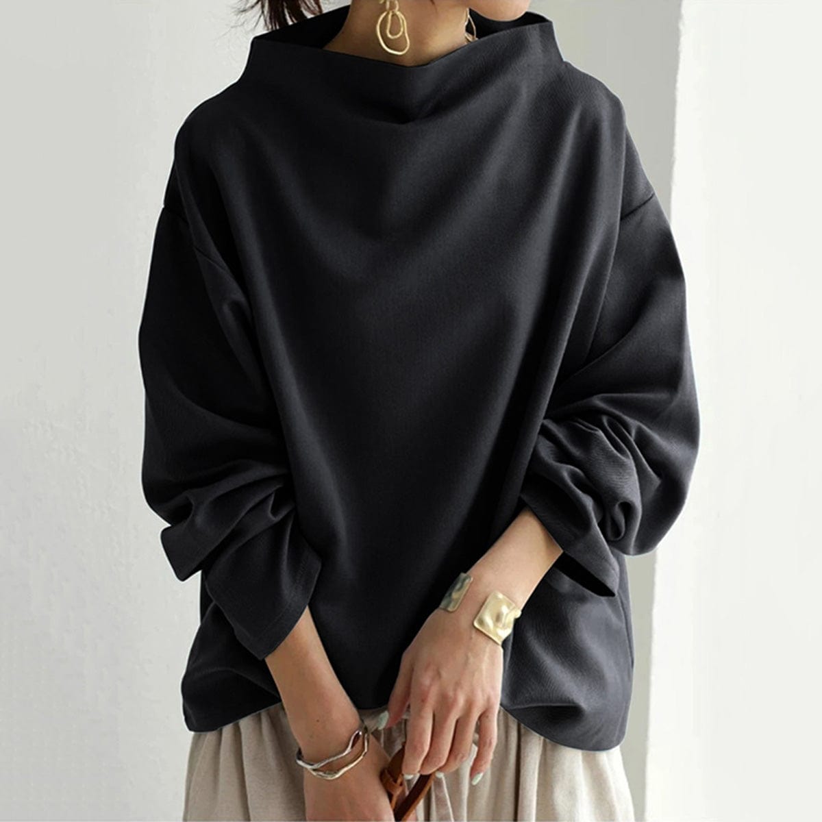 Women's wide-neck long sleeve straight-cut sweater in black, blue and white