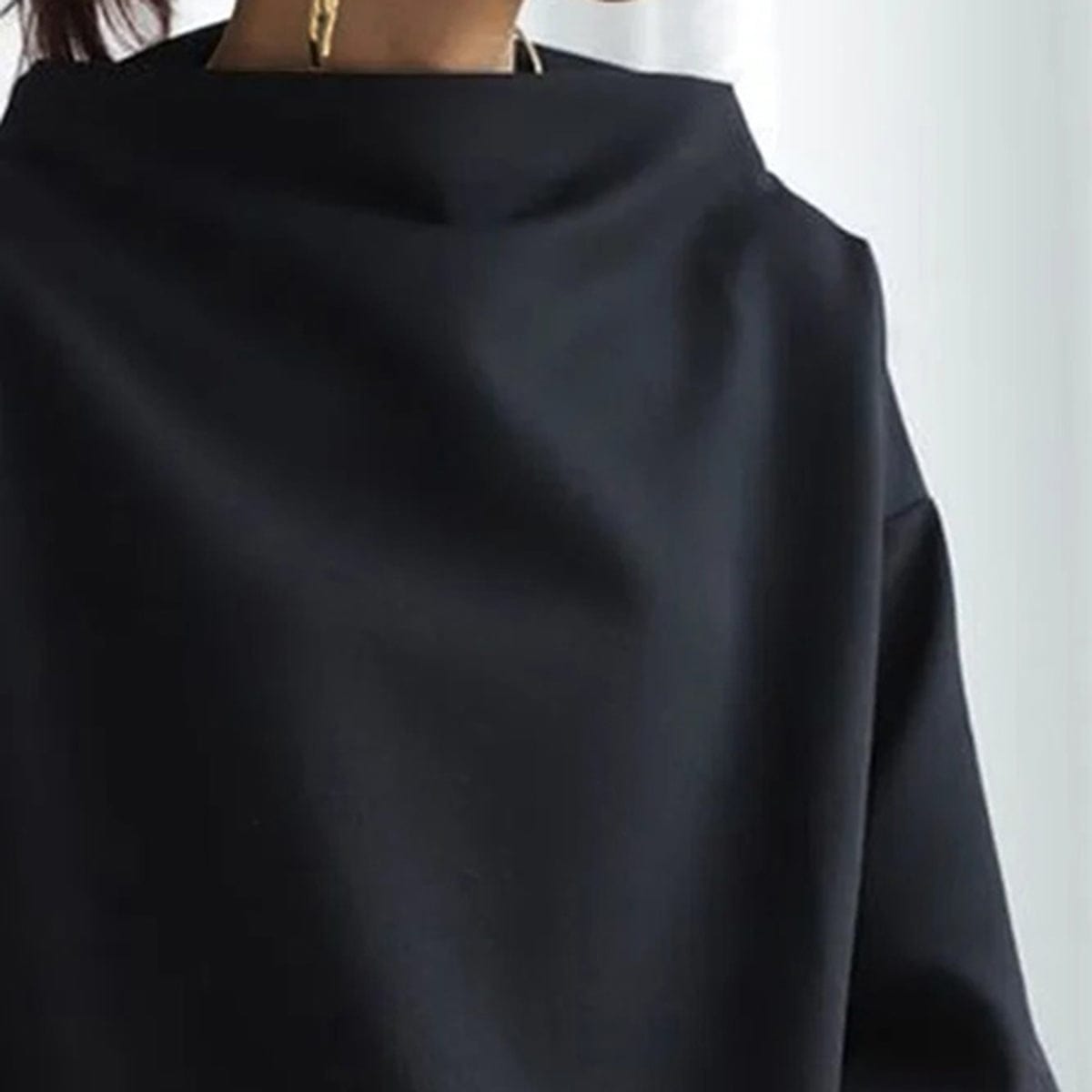 Women's wide-neck long sleeve straight-cut sweater in black, blue and white