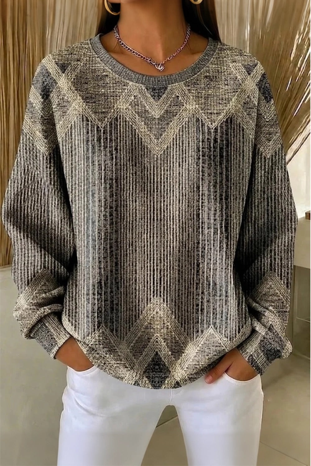 Relaxed crew neck sweatshirt with an abstract all-over print