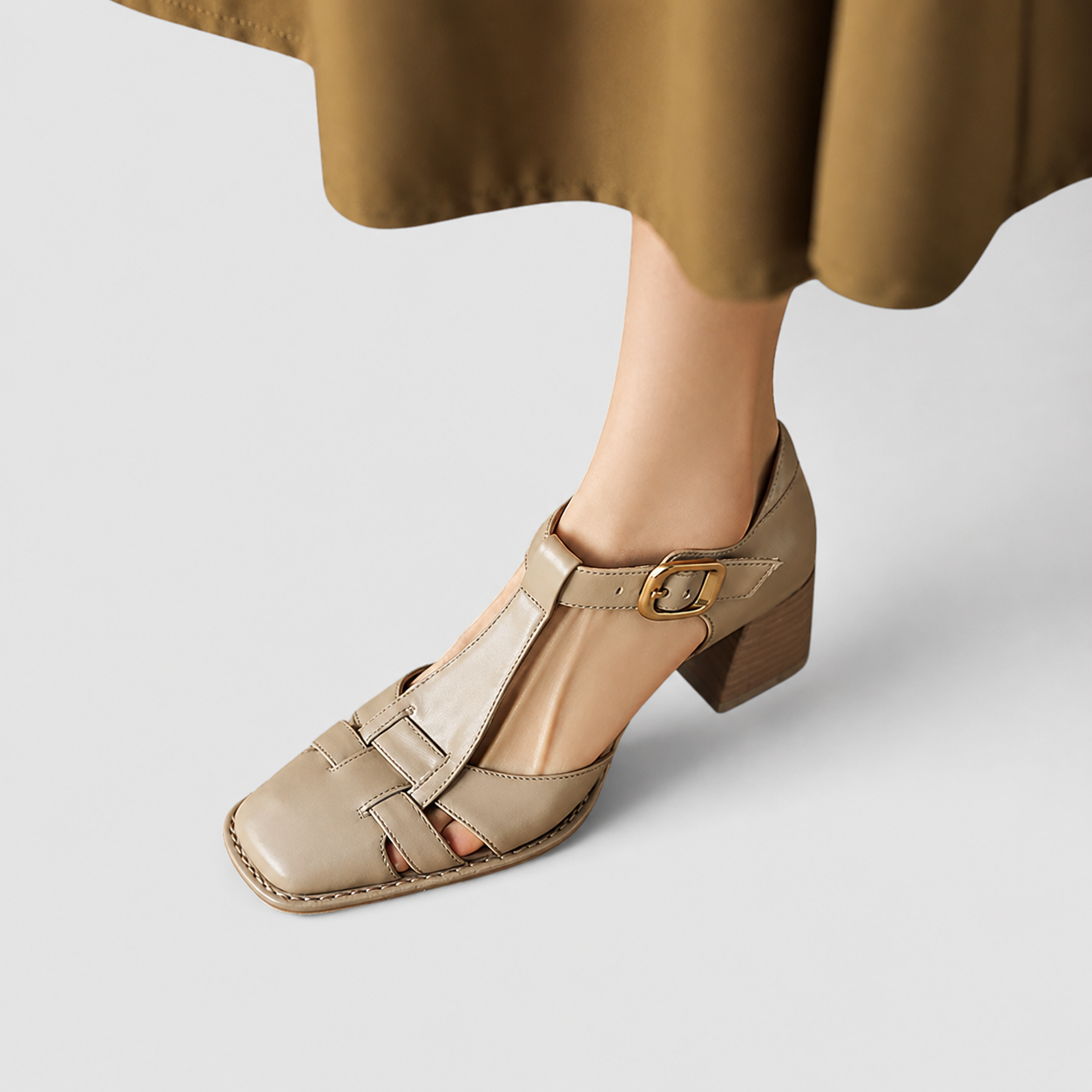 Scarlett T-bar sandals with refined finish in brown and beige