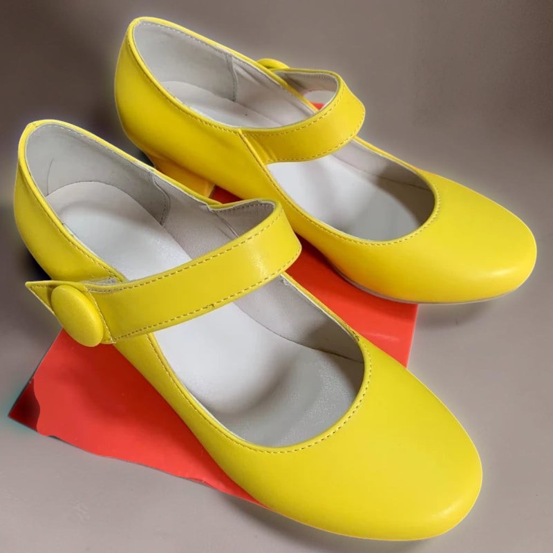 Block heel Mary Jane shoes with adjustable instep strap and rounded toe